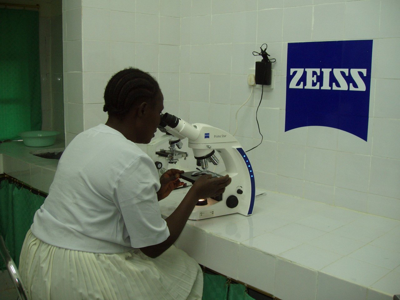 místní sestra Elisabeth při laboratorním vyšetřování